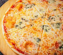 Пицца Четыре сыра на красном соусе