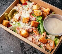 Салат цезарь с курицей гриль