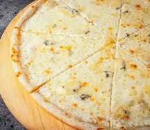 Пицца Четыре сыра на белом соусе