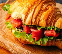 Круассан с нежным лососем