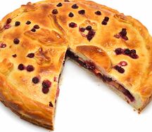 Пирог с яблоком и брусникой