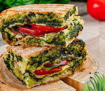 Панини с соусом песто, моцареллой и томатами