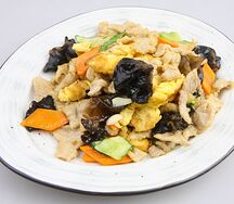 Жареная свинина с грибами и яйцом