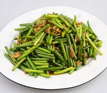 Жареные стрелки чеснока с мясом