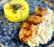 Медальоны из свинины с грибным соусом и картофельным пюре