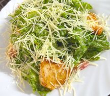 Салат Цезарь с курицей