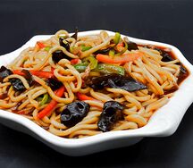 №565 Лапша ручной лепки со свининой и овощами в кисло-сладком соусе