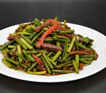 №438 Салат с говядиной и стрелками чеснока 