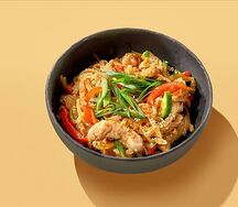 Удон с курицей и пряно-сладким соусом