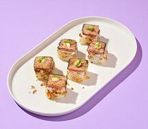 Ролл с опаленным тунцом