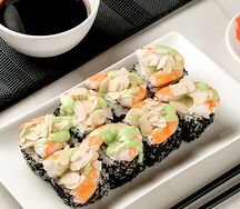 Ролл Эби с тамаго и миндалем