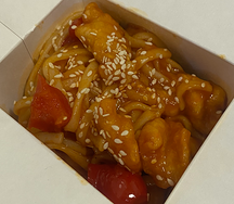 Лапша с курицей в кисло-сладком соусе