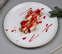 Сладкий ролл с клубничным топпингом