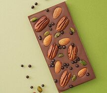 Молочный шоколад с воздушным рисом и орехами
