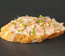 Брускетта с курицей