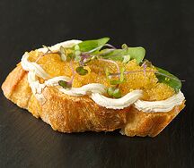 Брускетта с красной икрой