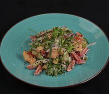 Салат из курицы под кунжутным соусом