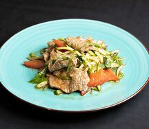 Салат с говядиной и кинзой