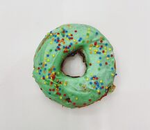 Пончик с яблочной начинкой