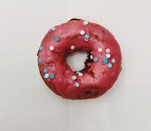 Пончик с малиновой начинкой