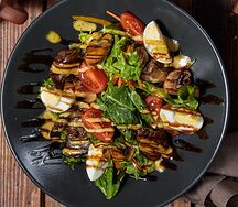 Горячий салат из куриной печени с соусом дрессинг