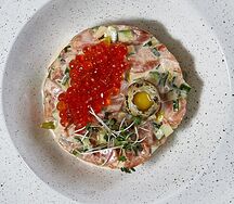Тартар из лосося с икрой