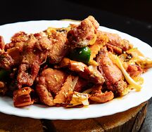Крылышки, жаренные с арахисом и перцем