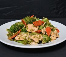 Брокколи с курицей и овощами