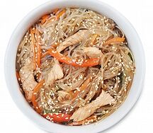 Курица под остро-сладким соусом с лапшой фунчоза