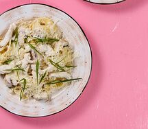 Паста с курицей и грибами в сливочном соусе