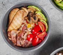Боул с курицей и беконом