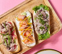 Tapas с лососем и авокадо