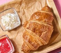 Круассан с клубничным соусом и творожным сыром