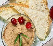 Паштет из куриной печени с чиабаттой и брусничным соусом