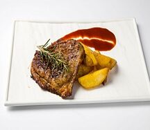 Свиная отбивная с дольками и соусом BBQ