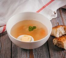 Куриный бульон с яйцом
