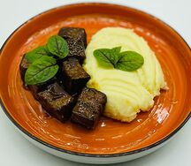 Говядина с трюфельным маслом и картофельным пюре