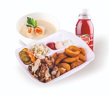 Бизнес-ланч с блюдом на тарелке