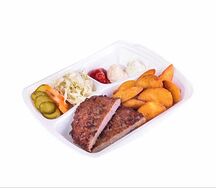 Блюдо на тарелке с сочной котлетой