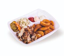 Блюдо на тарелке с мясом цыпленка