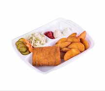 Блюдо на тарелке с рыбой в панировке