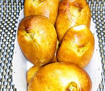 Пирожок с яйцом и зеленым луком
