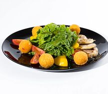 Салат с куриной грудкой и чизболами