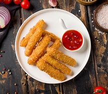 Сырные палочки с клюквенным соусом