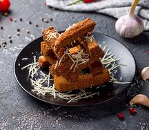 Гренки чесночные с соусом тартар
