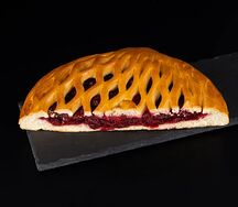 Пирог с вишней (половинка пирога)