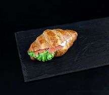 Круассан с красной рыбой и сливочным сыром 