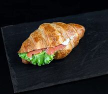 Круассан с красной рыбой