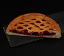 Пирог с яблоком и брусникой половинка