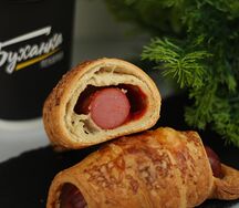 Круассан с сосиской и соусом